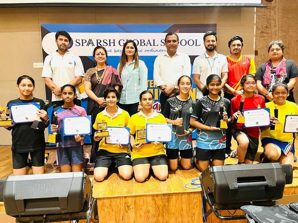 बैडमिंटन प्रतियोगिता में खिलाड़ियों ने उत्साह के साथ लिया हिस्सा